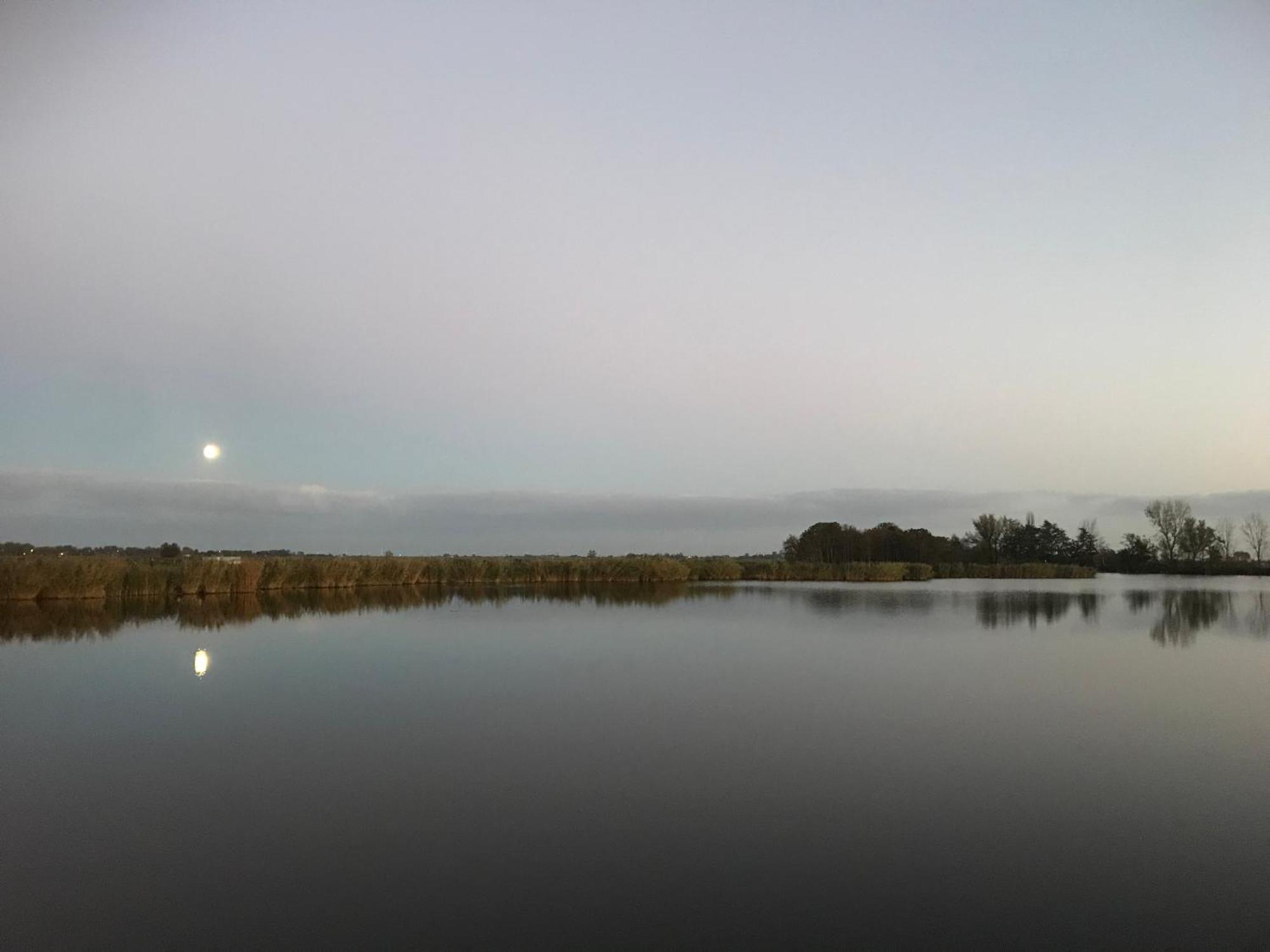Over Lake Monnickendam Exteriér fotografie